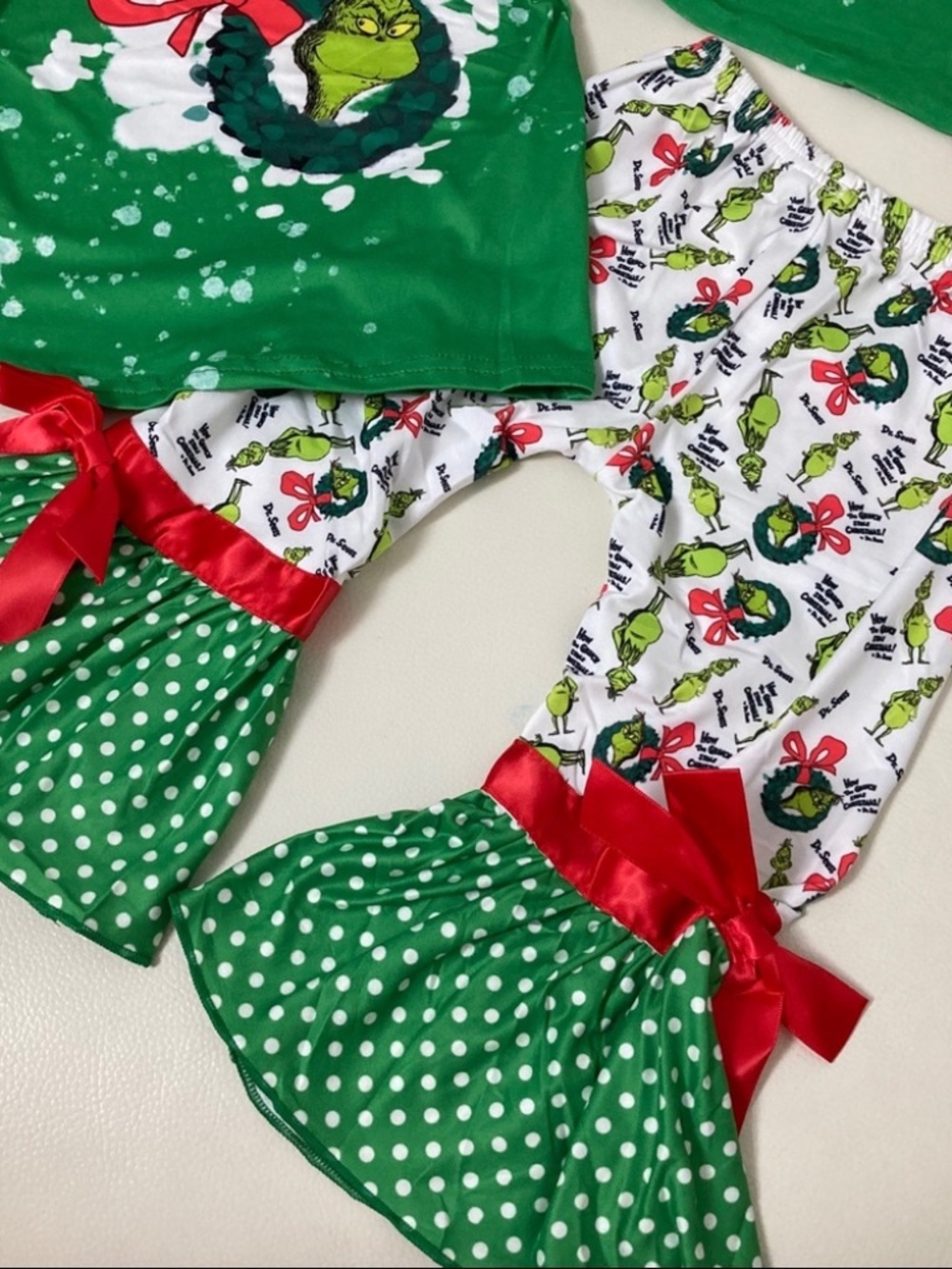 Boutique Christmas 🎄 Grinch cute bow pants long sleeve top set - Picture 3 of 7